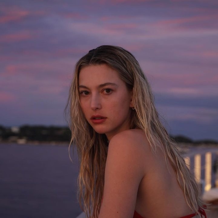 Eve Jobs, Steve Jobs's daughter signed with DNA Model Management