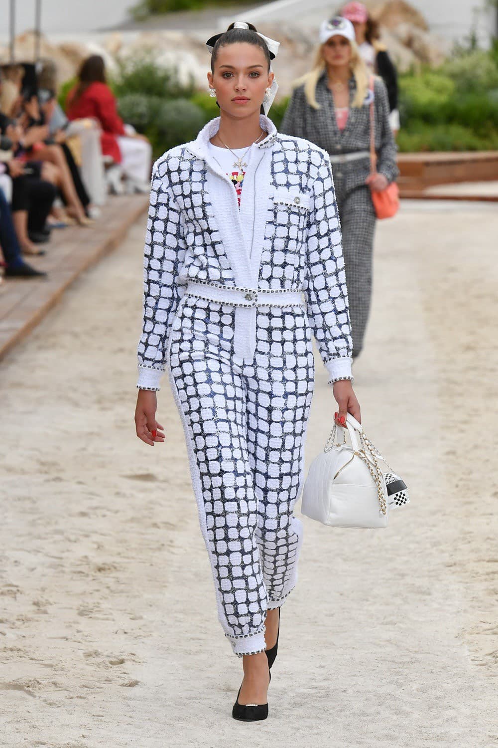 Chanel, Chanel Cruise, Chanel Cruise 2022, Chanel Cruise 22, Chanel Cruise 2022/23, Chanel Cruise กระเป๋า, Chanel กระเป๋า, Chanel เสื้อ, Chanel tweed, Chanel ราคา, ชาเนล, ชาแนล, Chanel กระเป๋า ราคา