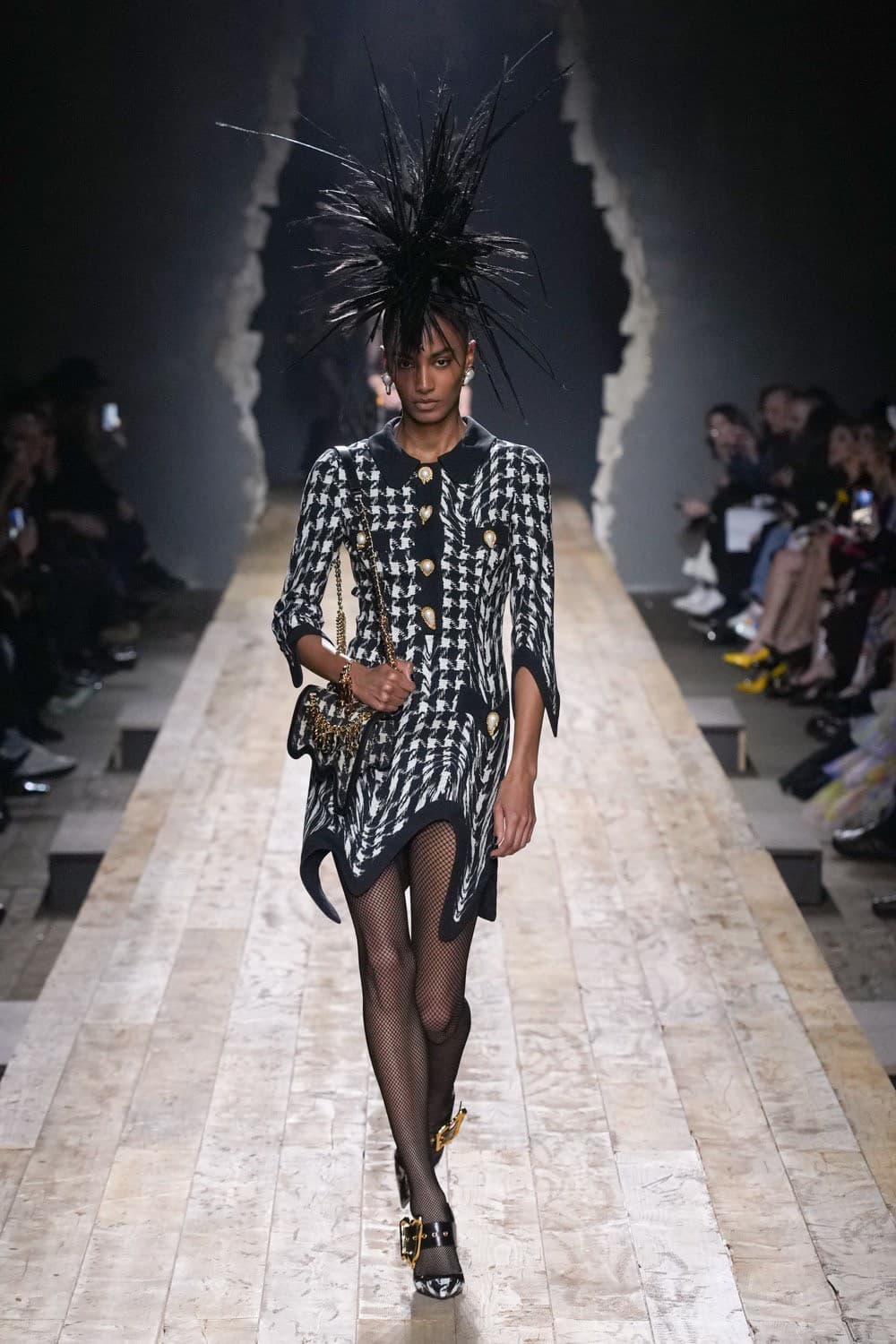 Moschino, Moschino FW23, Moschino Fall Winter, Moschino Jeremy Scott, Moschino กระเป๋า, Moschino เสื้อ, Moschino ราคา, Moschino ไทย