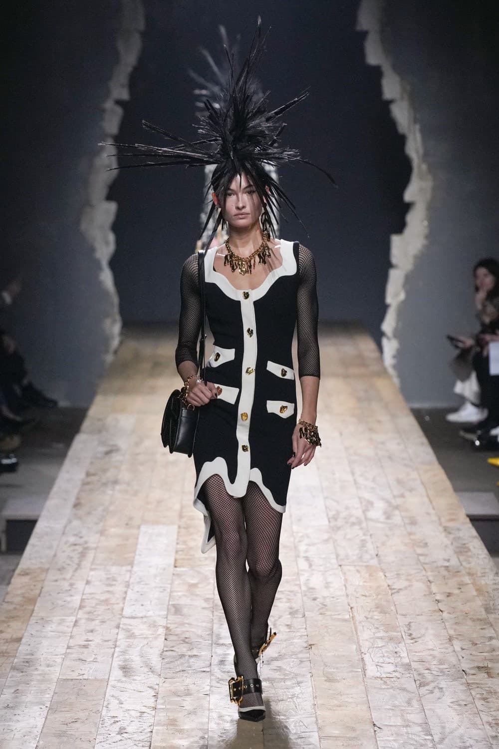 Moschino, Moschino FW23, Moschino Fall Winter, Moschino Jeremy Scott, Moschino กระเป๋า, Moschino เสื้อ, Moschino ราคา, Moschino ไทย