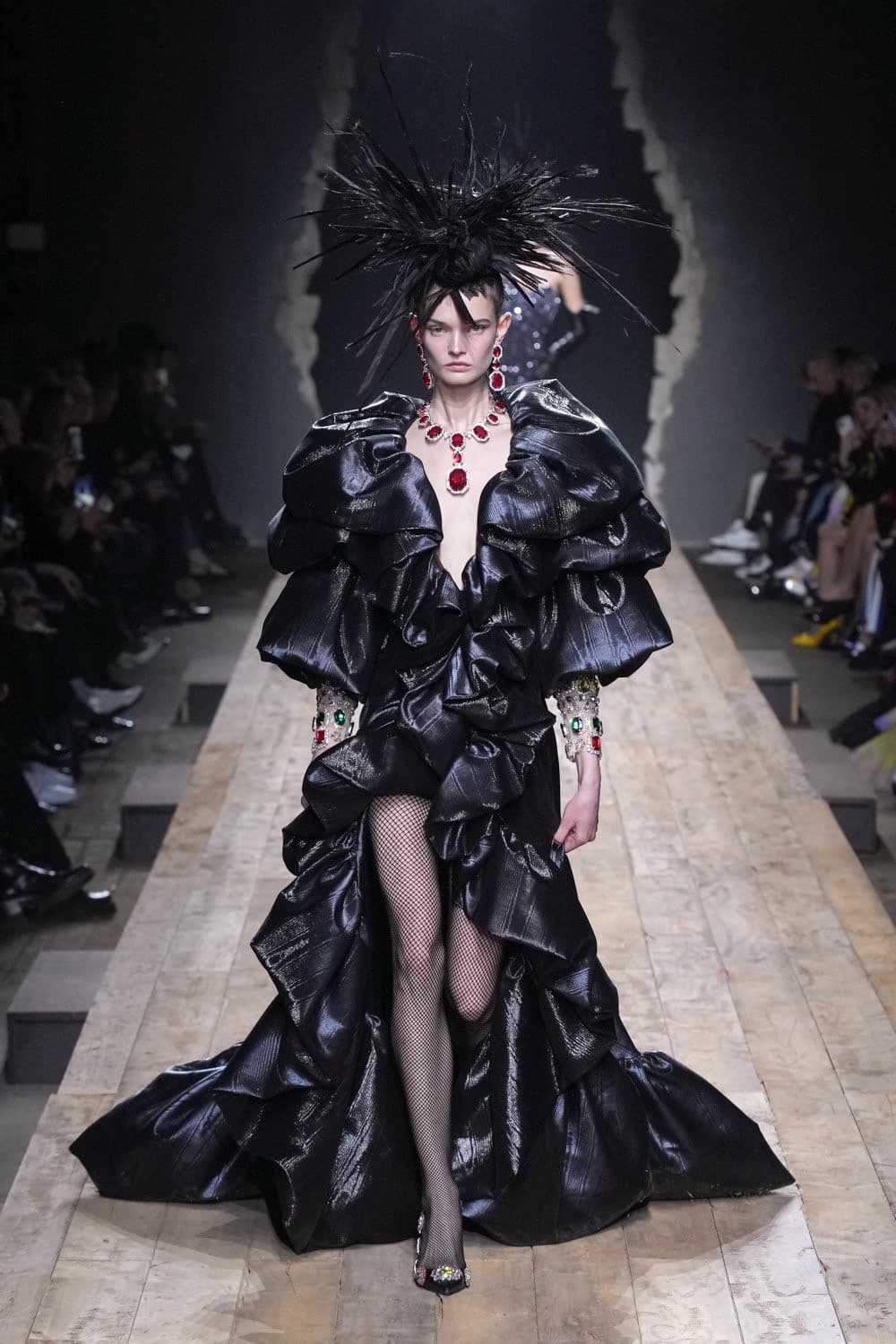 Moschino, Moschino FW23, Moschino Fall Winter, Moschino Jeremy Scott, Moschino กระเป๋า, Moschino เสื้อ, Moschino ราคา, Moschino ไทย